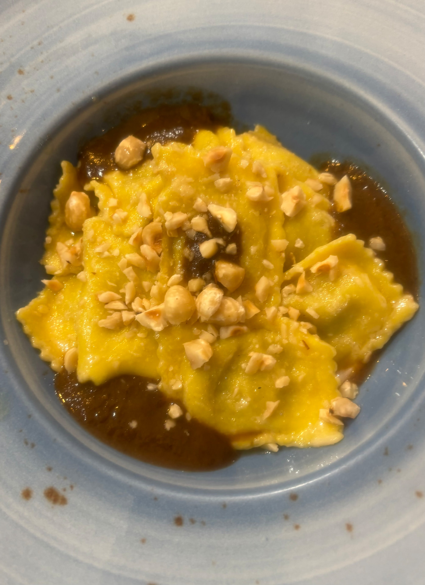Il raviolo di sedano rapa su salsa di nocciole e riduzione di fondo bruno