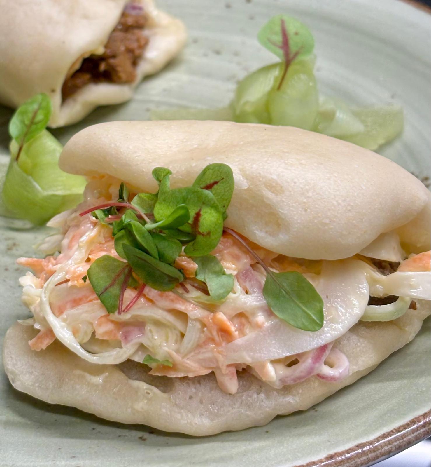 Bao buns al vapore con vegan pulled pork, coleslaw, cetriolo e mela verde