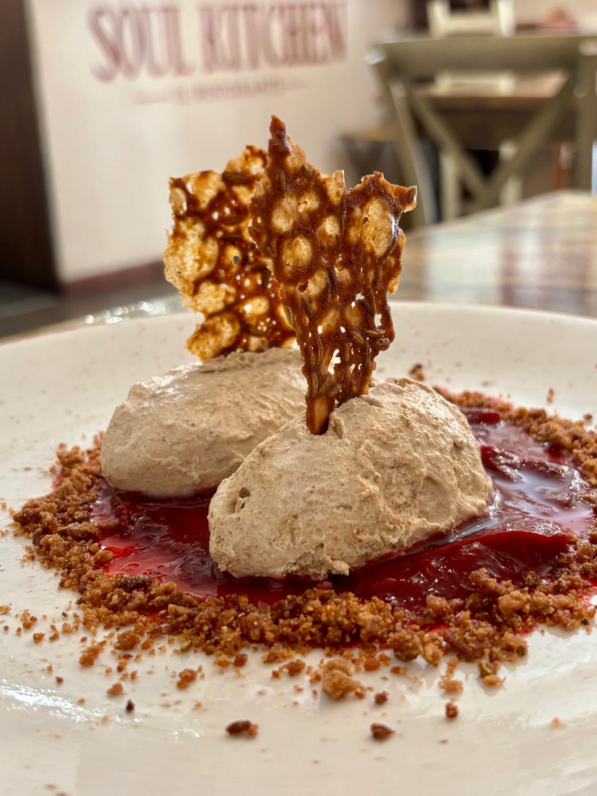 Pane e vino: quenelle di gelato al pane, prugne al vino e tuille ai semi di finocchietto