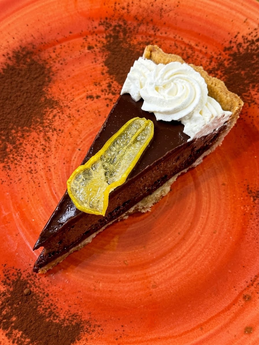Torta frangipane con mousse di pere e cioccolato