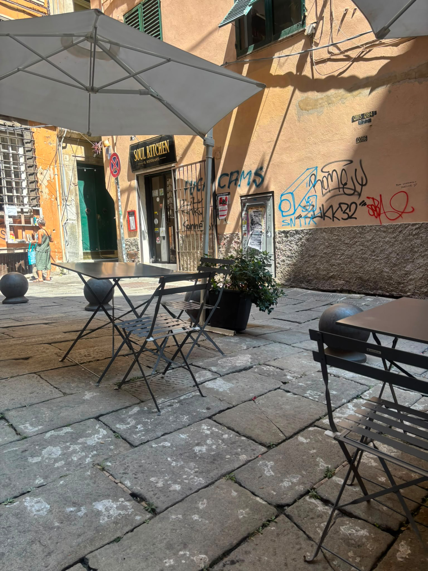L'insegna Soul Kitchen Il Ristorante all'ingresso in Piazza dell'Agnello a Genova