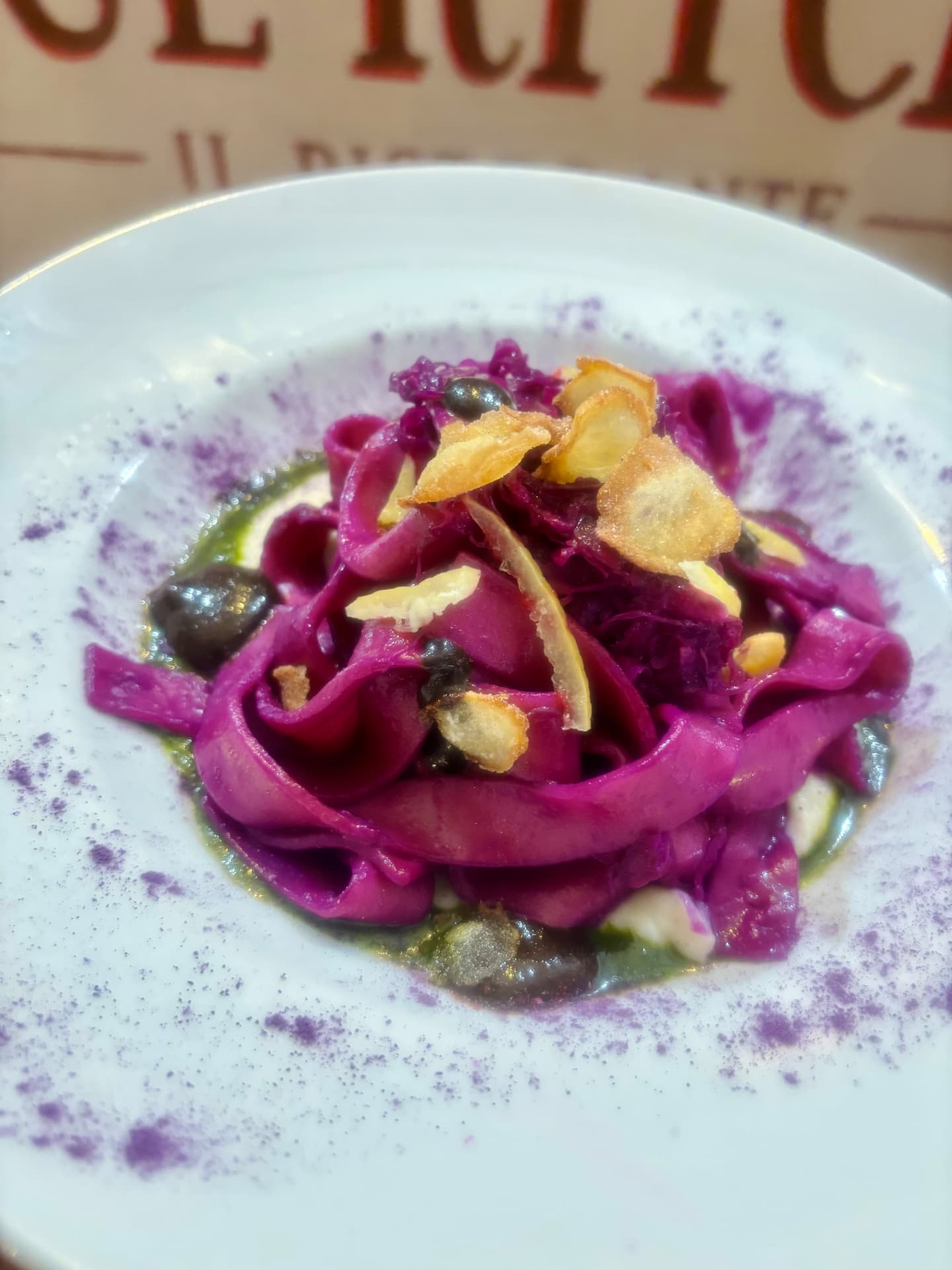 Pappardelle di verza viola su crema di radice di prezzemolo e le sue chips, aglio nero, limone fermentato