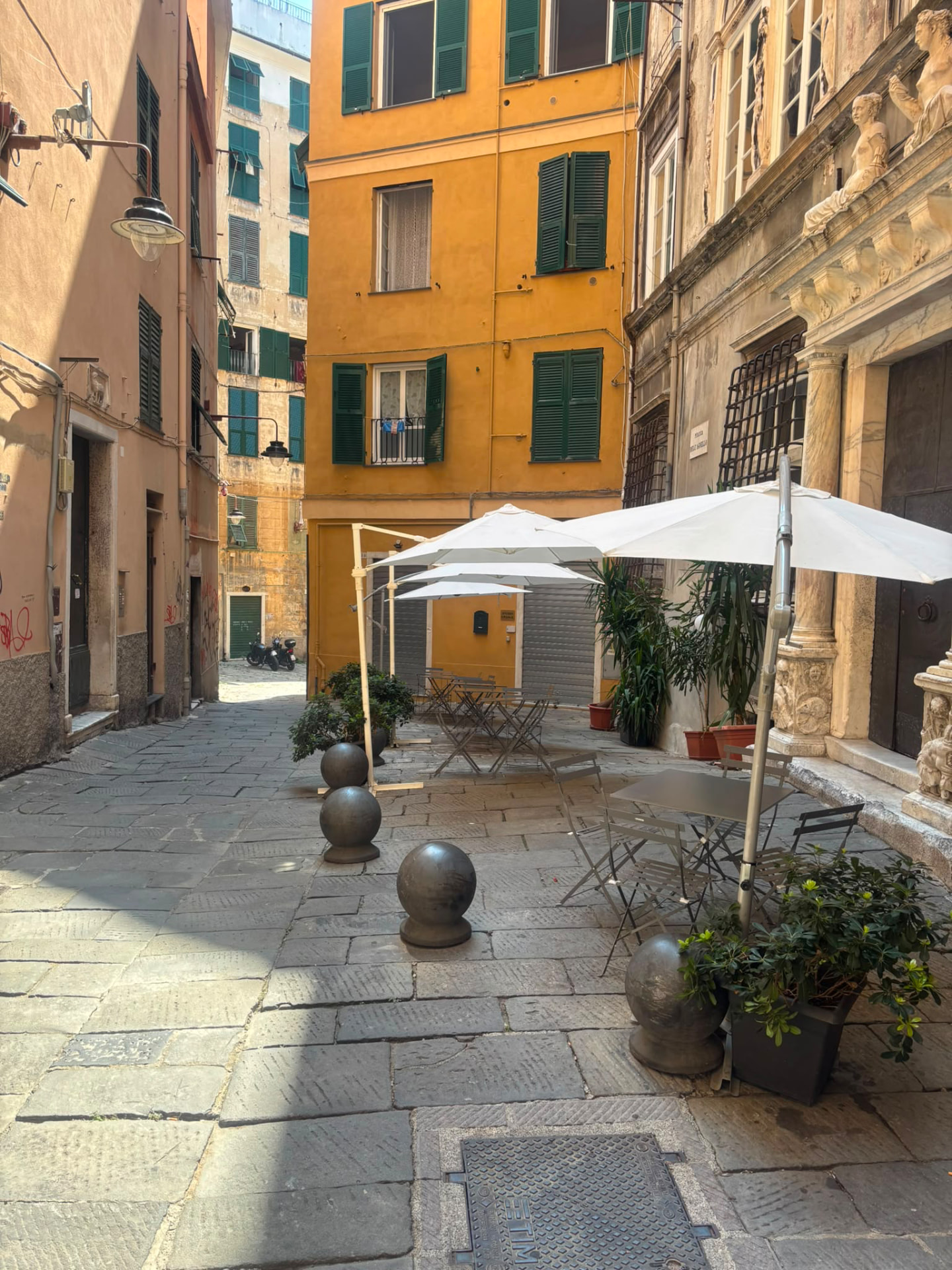 Il caruggio del centro storico di Genova con le case colorate davanti a Soul Kitchen