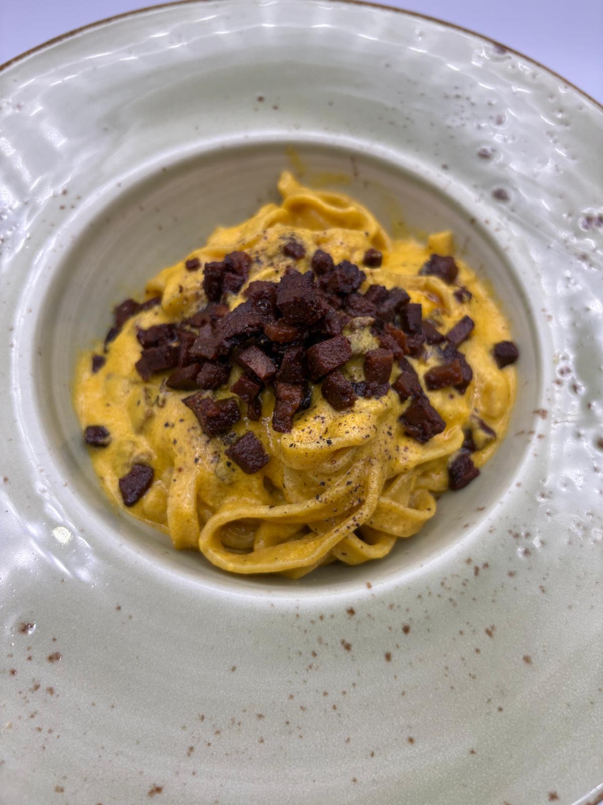 Non è una carbonara: tagliatelle con ricotta di canapa, crema di carote e bacon di seitan affumicato