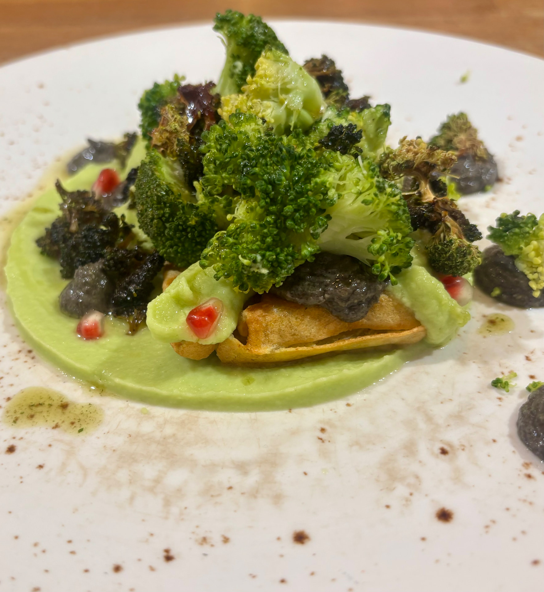 Il waffle: waffle di patate, hummus di lenticchia nera beluga e broccolo in tre consistenze