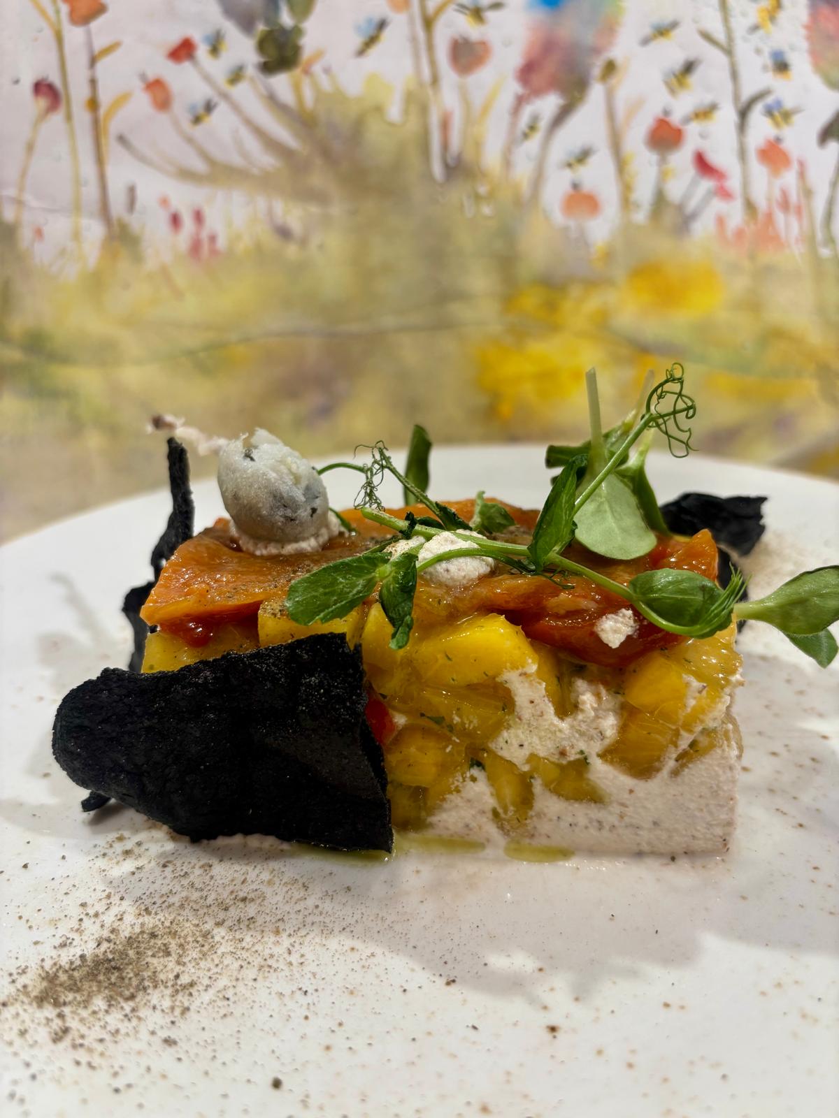 Contrasti d'estate: peperone arrosto, tartare di pesca e basilico, ricotta di mandorle e cialdine nere di mais